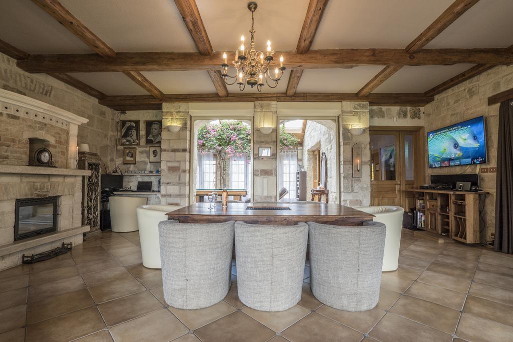 Villa saját medencével